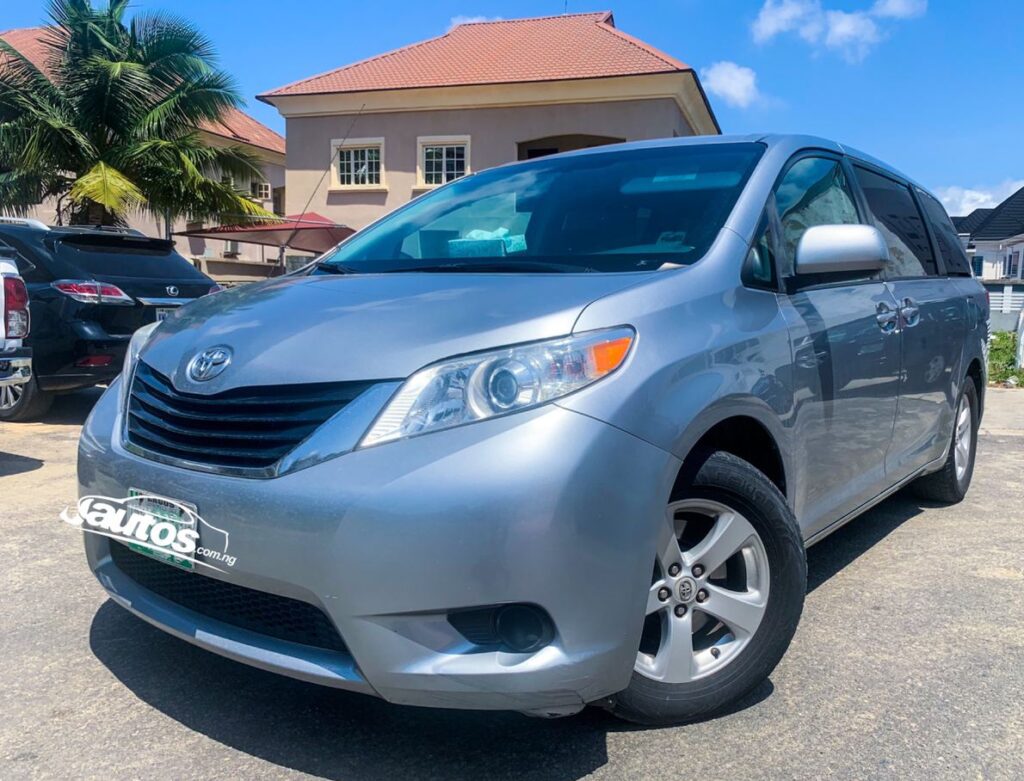 TOYOTA SIENNA 2016 MINI BUS AVAILABLE FOR N55,000.00 PER DAY.